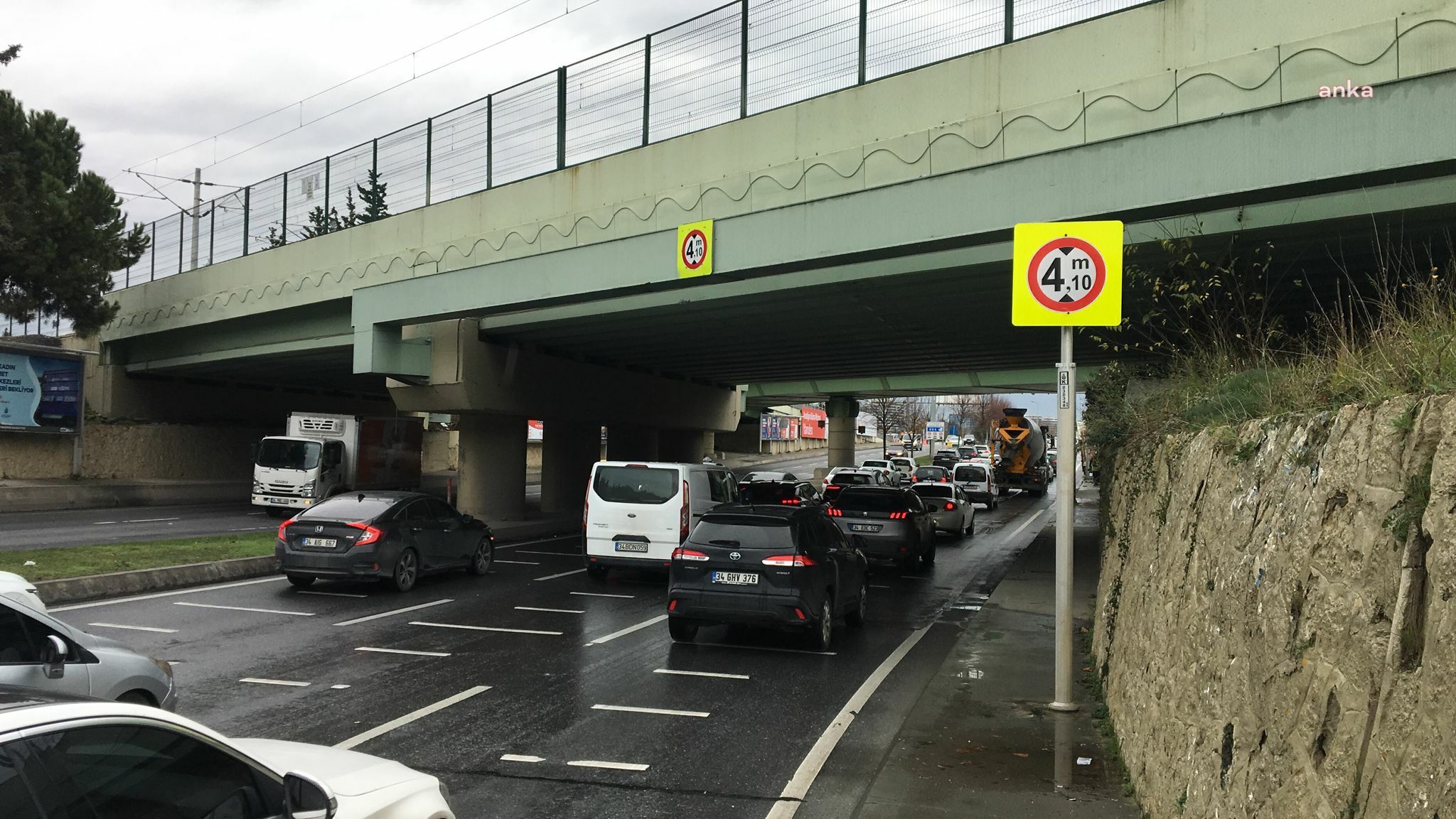 Bakırköy'de uyarı tabelalarının işe yaramadığı alt geçitte yolun kotu düşürülecek