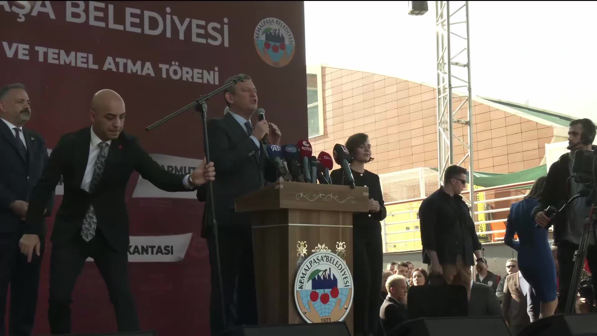 CHP Lideri Özel, İzmir'de iktidara kırmızı kart gösterdi: "Sandık gelene kadar kırmızı kartlarımızı gösteriyoruz"