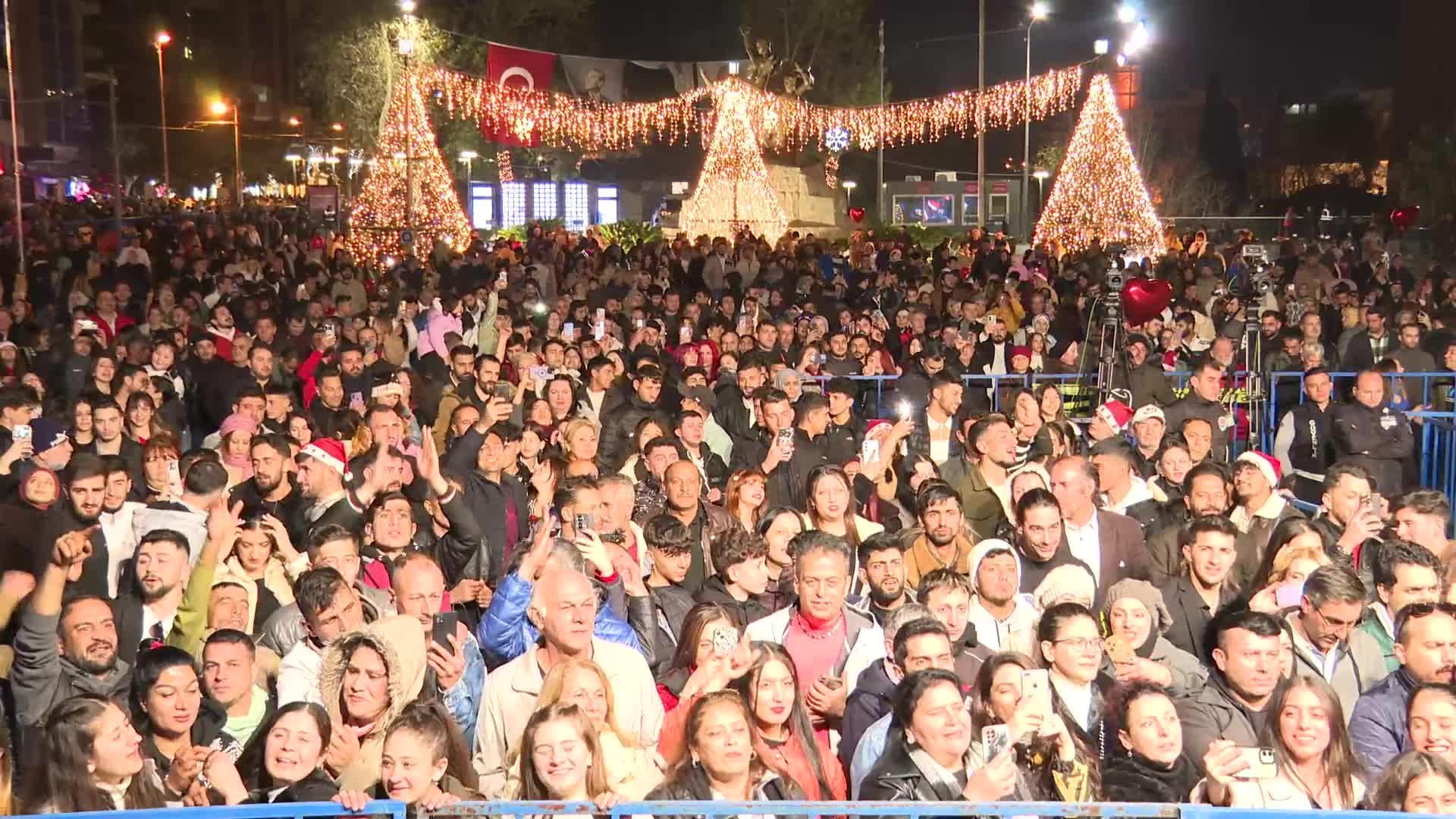 Antalyalılar yeni yıl coşkusunu Cumhuriyet Meydanı’nda yaşadı