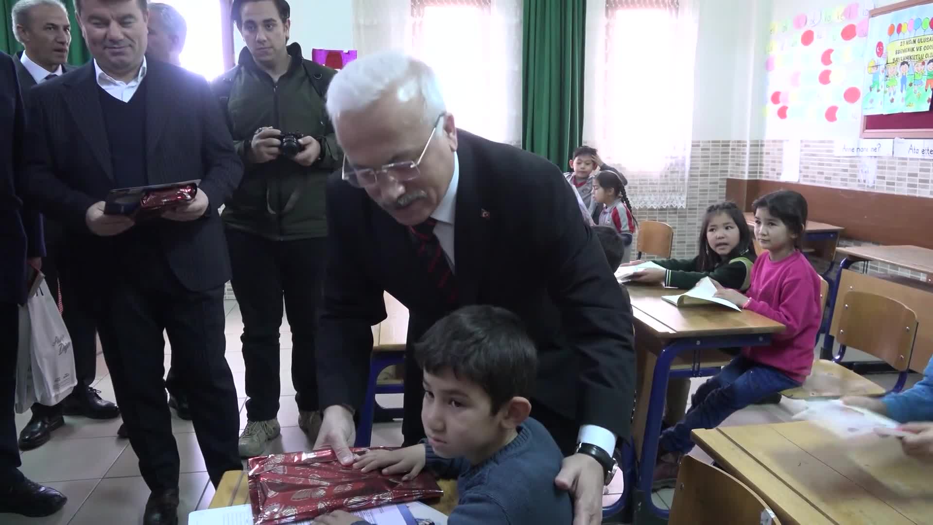 Aksaray Valisi Kumbuzoğlu, öğrencilerin karne heyecanına ortak oldu