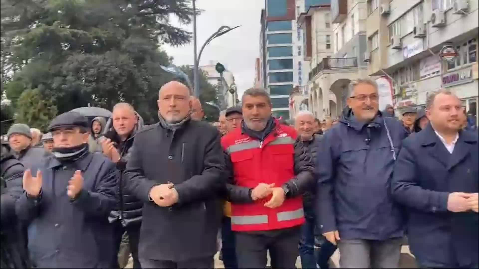 CHP'den Hopa'da Rıza Akpolat protestosu: Biz kazanacağız, cesurlar kazanacak, halk kazanacak, korkaklar kaybedecek