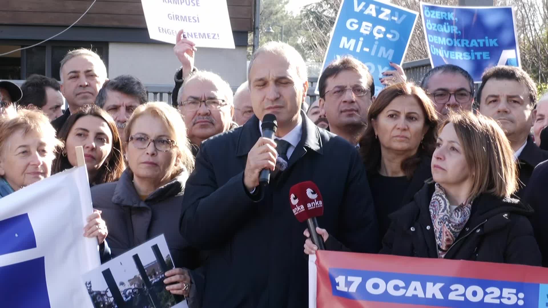 Boğaziçili akademisyenler, atanmış rektöre karşı 1000'inci kez sırtlarını döndü