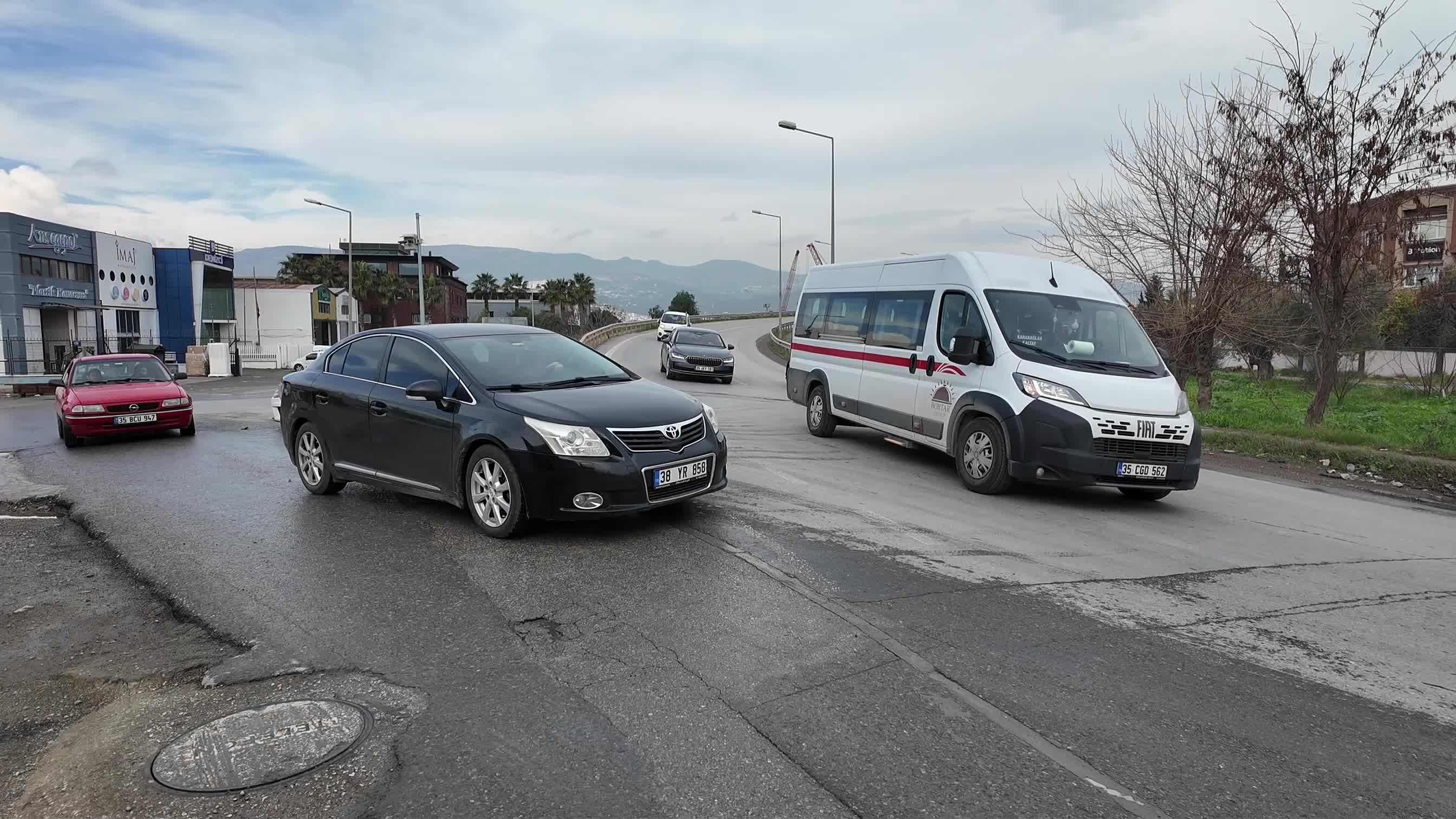 Bornova’da yol yapım çalışmaları devam ediyor: Otogar'a yeni yol 