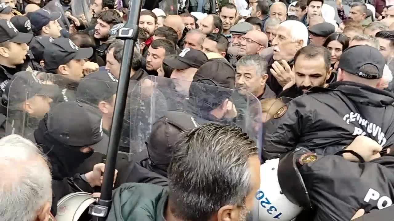 Akdeniz Belediyesi'ne kayyum atanmasını protesto ederek belediye binasına yürümek isteyen gruba polis engeli