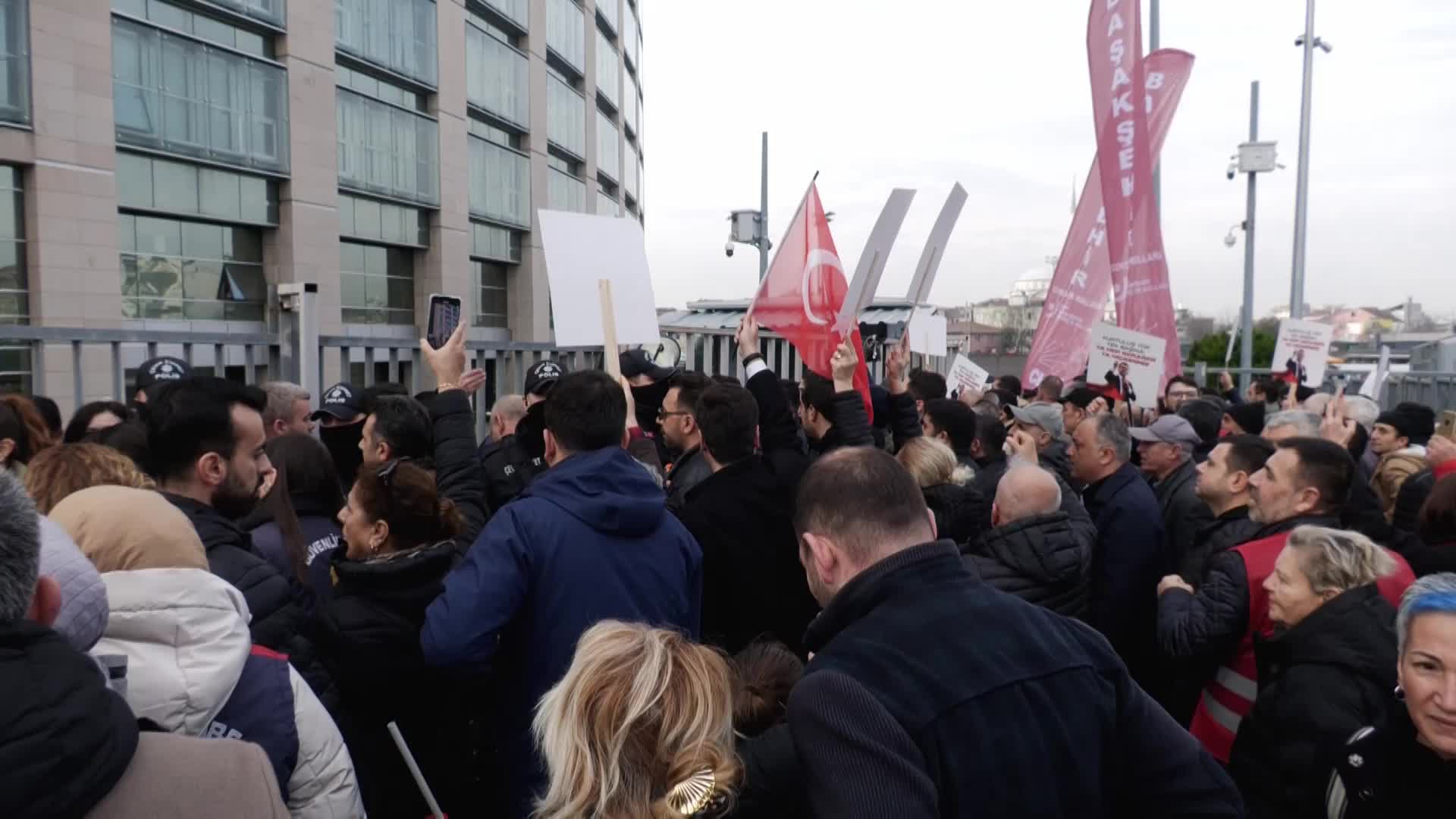 Çağlayan'da barikatın aşıldığı ve halka biber gazı sıkıldığı anlar