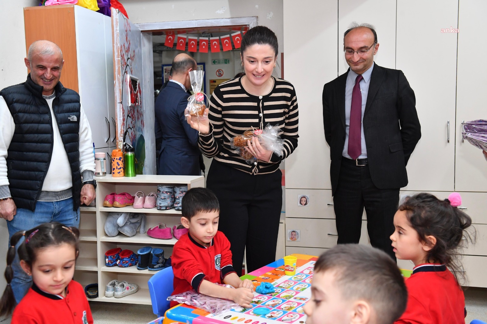 Ortahisar Belediye Başkanı Kaya’dan özel gereksinimli çocuklara yeni yıl hediyesi