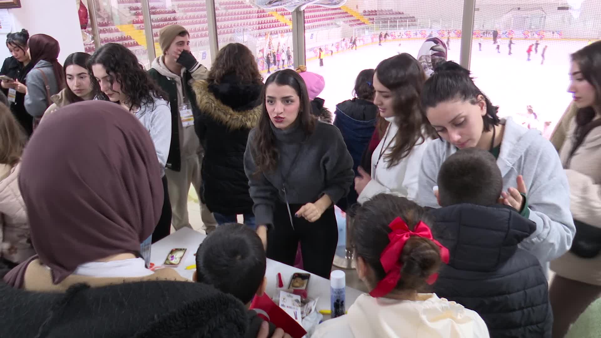 Çocuklar ve gönüllü gençler bir araya geldi: İzmir’de dayanışma var 