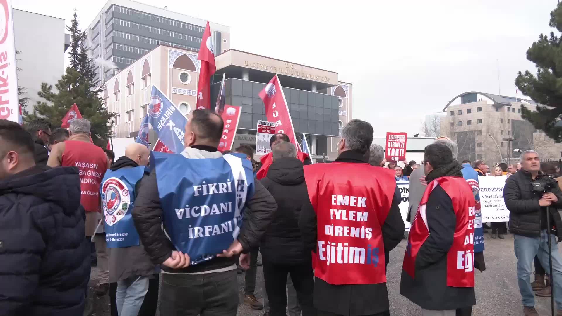 Memurlardan iş bırakma eylemi...Birleşik Kamu-İş Genel Başkanı Kara: "Halkı yanıltan sahte rakamlarla bizleri sefalete mahkûm etmeye çalışanlara karşı susmayacağız"