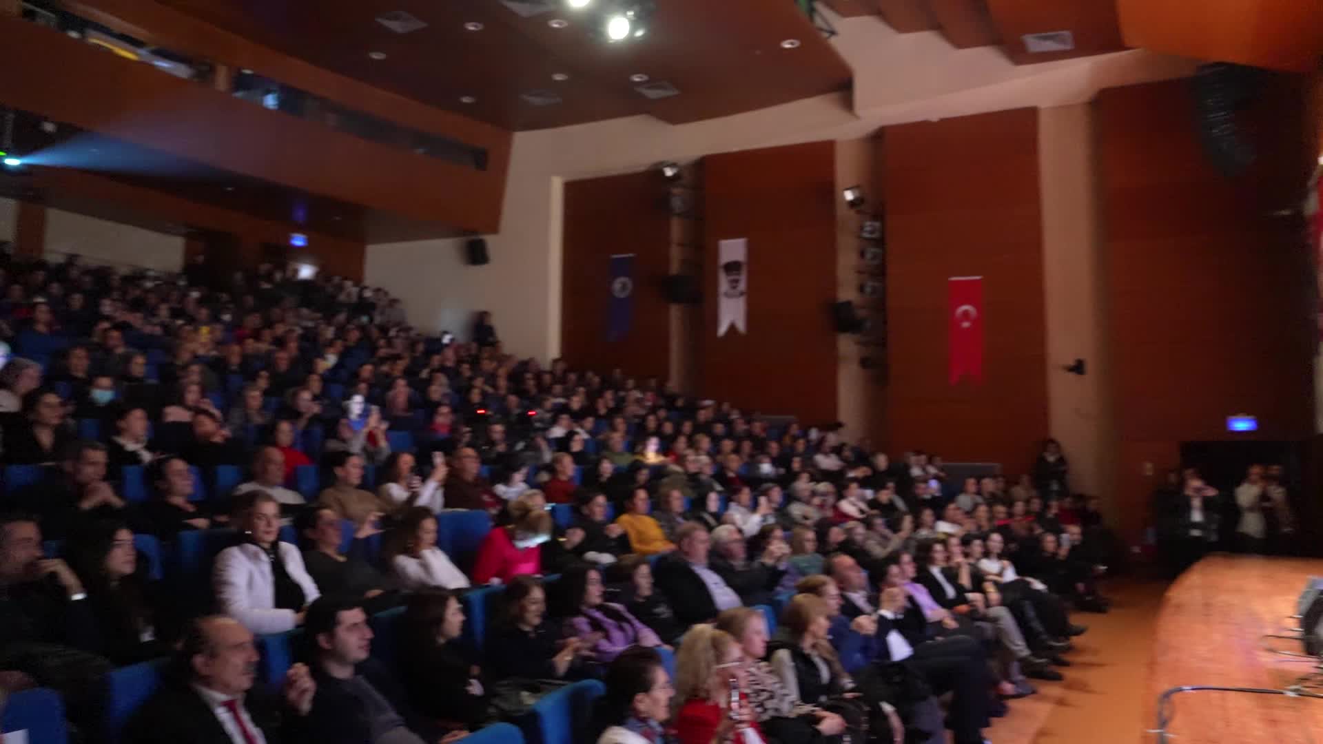 Sanatçı dostları Kıvırcık Ali’yi türküleriyle andı