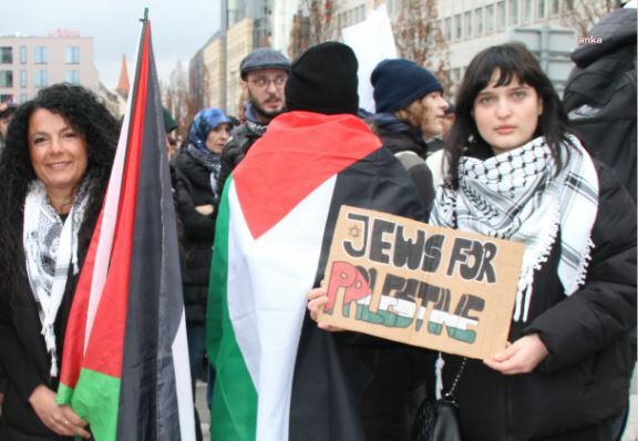 Gazze’ye saldırılara protesto ve ateşkes kutlaması için Berlin’de  binlerce kişi yürüdü