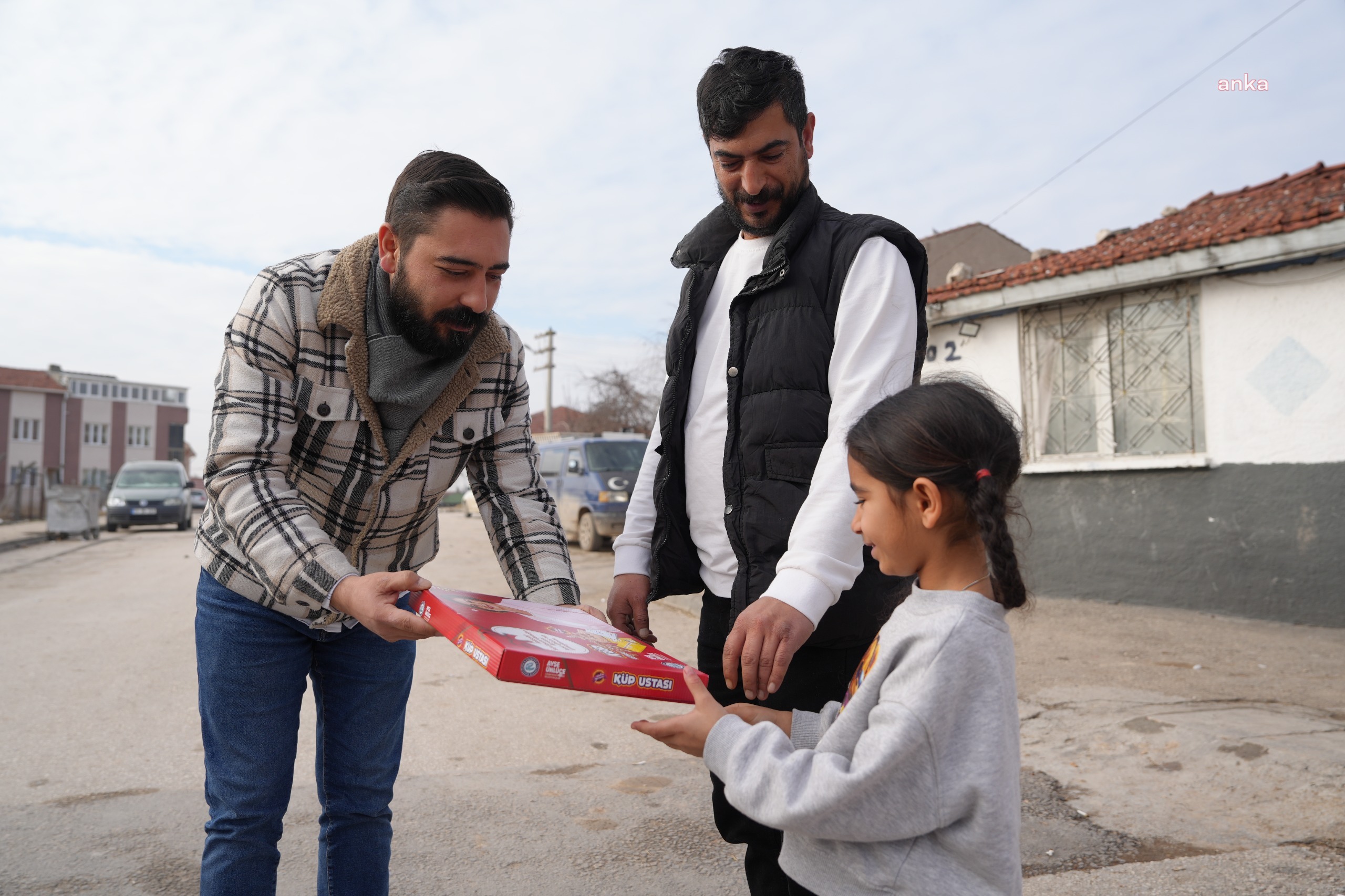 Eskişehir Büyükşehir Belediye Başkanı Ünlüce, çocuklara karne hediyesi gönderdi