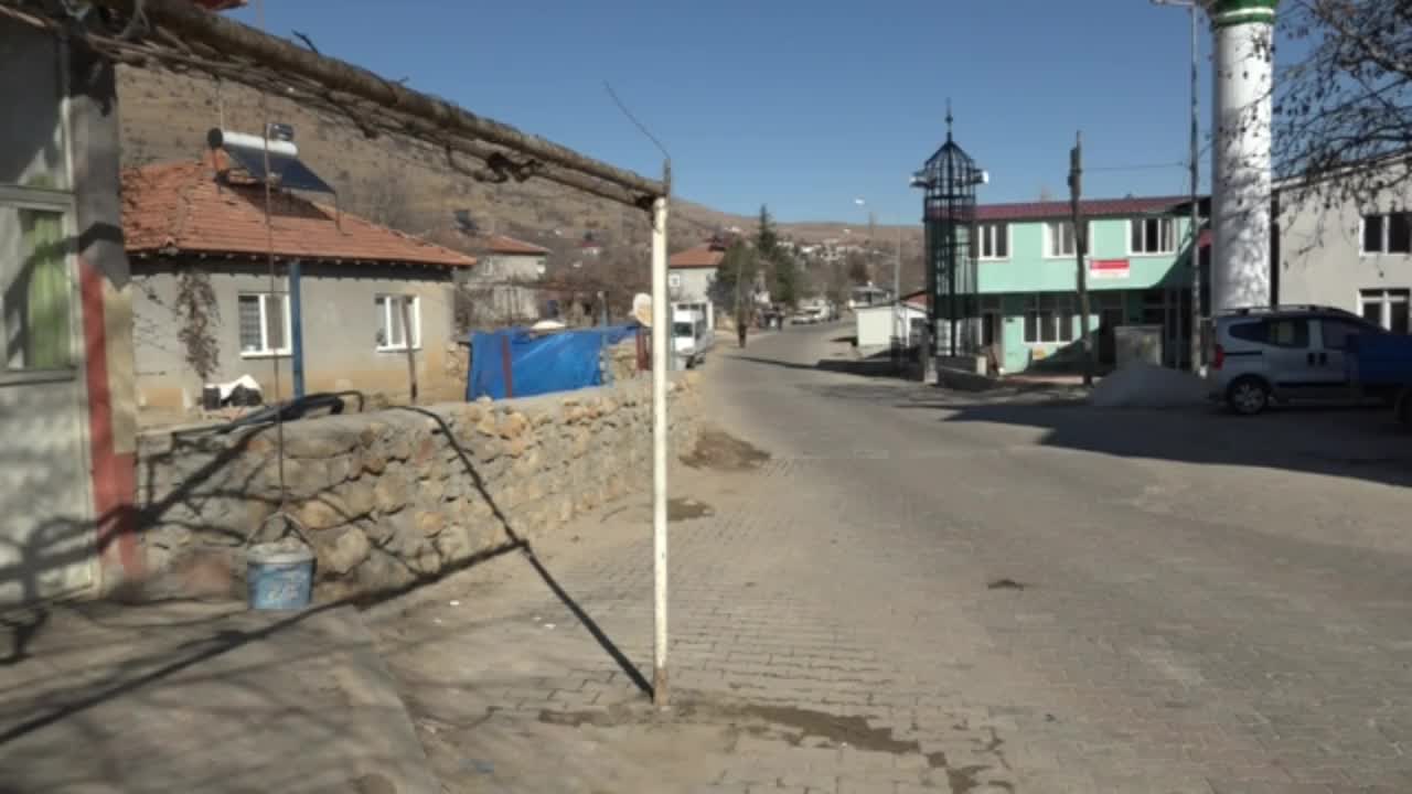 Doğanşehir Söğüt Mahallesi sakinleri, depremin ikinci yılında konteyner ve çadırlarda yaşamaya devam ediyor