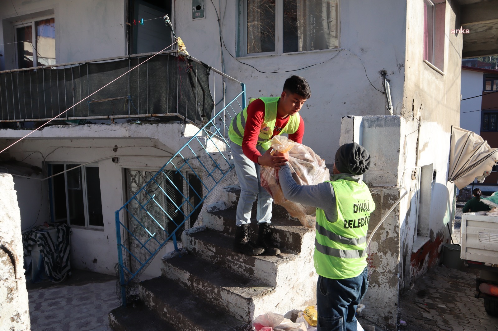 Dikili Belediyesi'nden dar gelirli ailelere yakacak yardımı