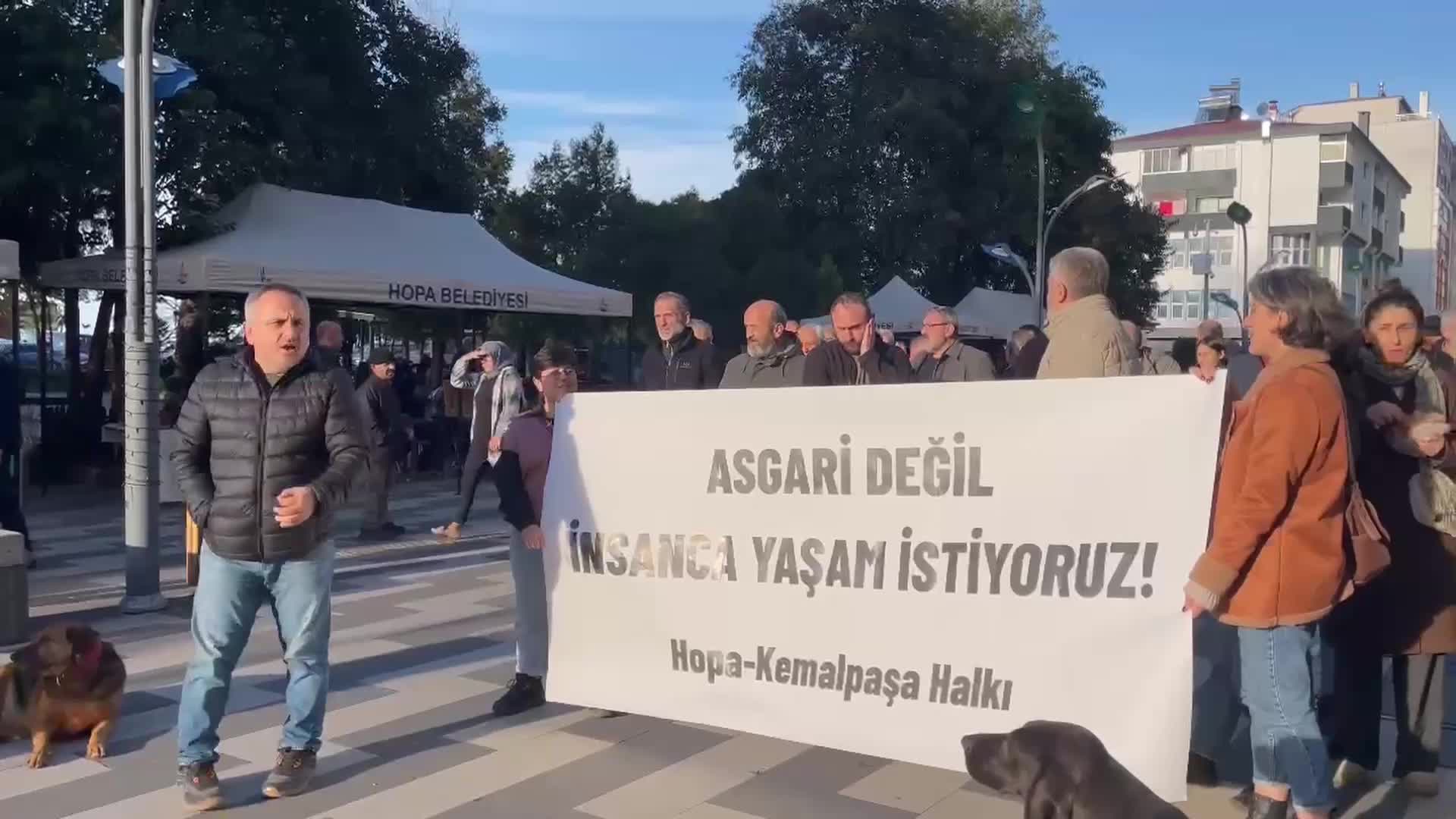 Asgari ücret Hopa'da protesto edildi: "Biz bu asgari ücreti kabul etmiyoruz, bu parayla Mehmet Şimşek yaşasın''