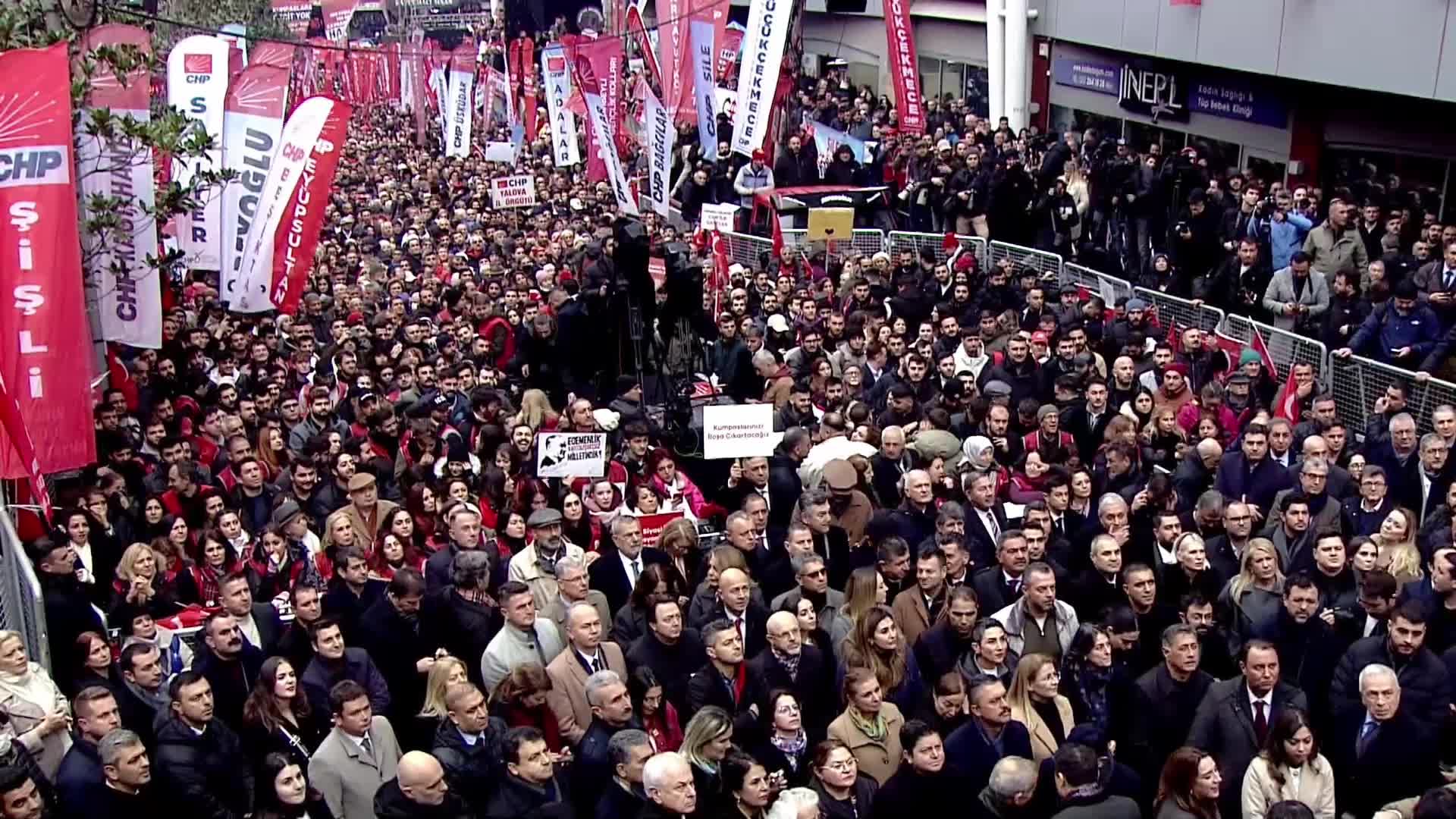 Beşiktaş'taki "Halk Buluşması"nda konuşan Özgür Çelik: Siz belediye başkanlarımızla kavga ederken, dar gelirli ailelerle kavga ediyorsunuz