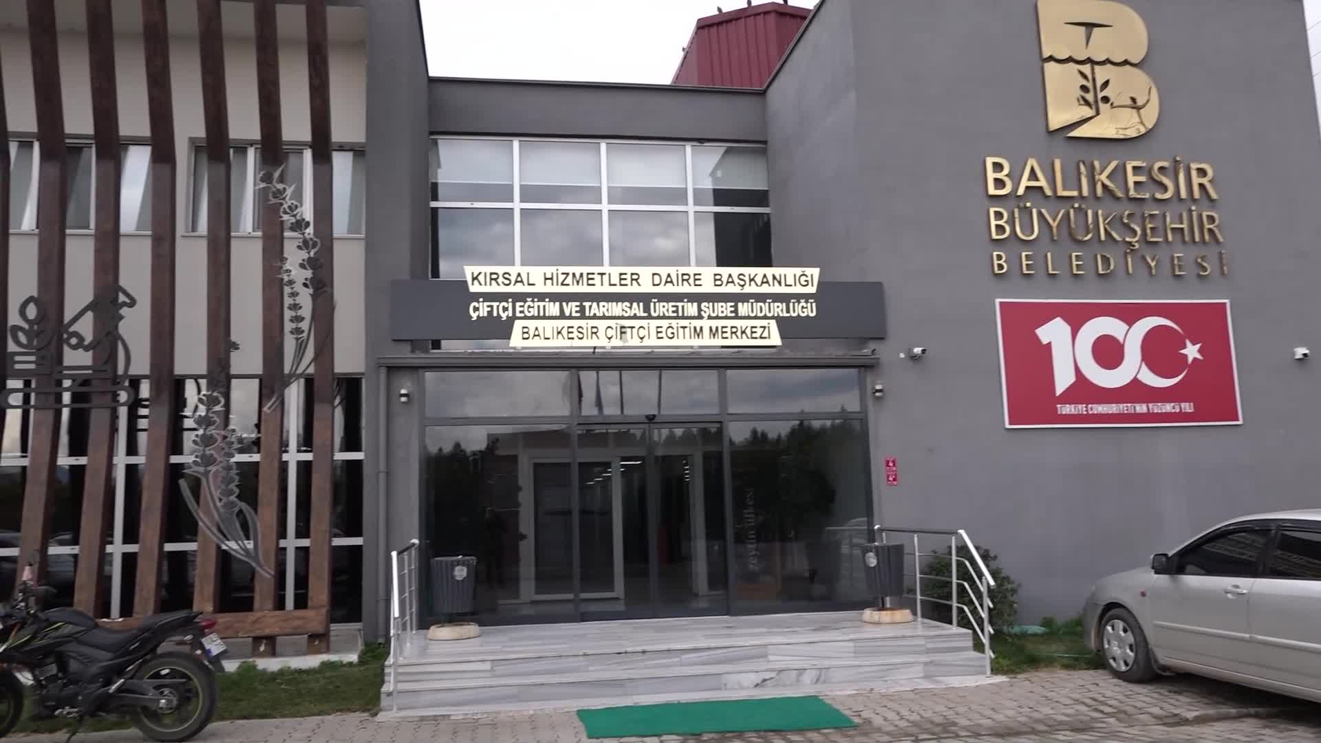 Balıkesir Büyükşehir Belediyesi'nin arıcılık kursuna yoğun ilgi