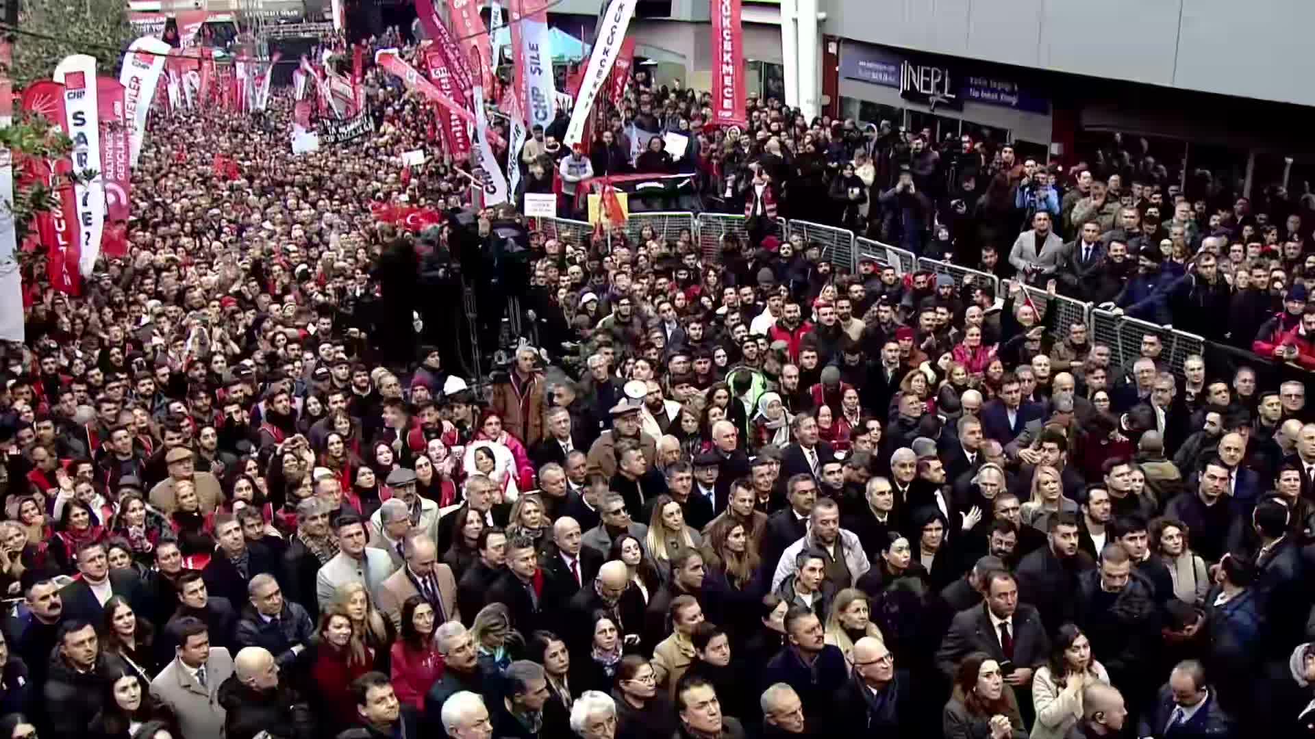 Özgür Özel, Beşiktaş’ta... “İrademize sahip çıkmaya, demokrasiyi korumaya devam edeceğiz. Rıza Akpolat’ın Beşiktaş ile kucaklaşmasını bekliyoruz”