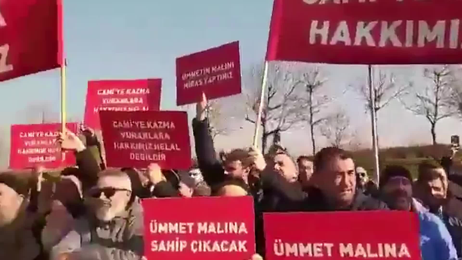 Menzil Cemaati'nde miras kavgası sokak eylemlerine dönüştü: Serhendi destekçileri, "Ümmetin malını miras yaptınız"