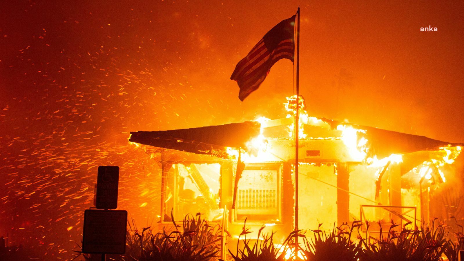 Los Angeles yangınları... Ölen kişilerin sayısı 16’ya çıktı; itfaiyeciler, şiddetli rüzgarlara hazırlanıyor 