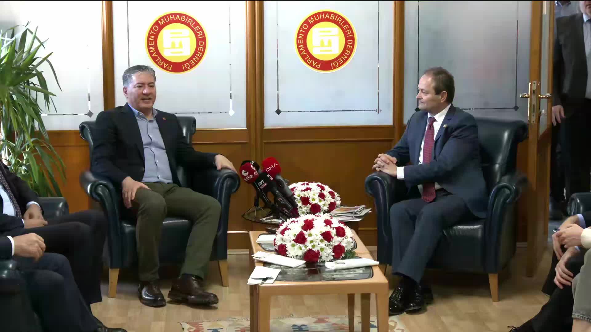 Murat Emir’den “kırmızı kart” açıklaması: “Ömer Çelik bizim bu tepkimizden üstenci bir yaklaşımla bir mizah malzemesi çıkarmaya çalışacağına, asgari ücretle nasıl geçinileceğini anlatsın"