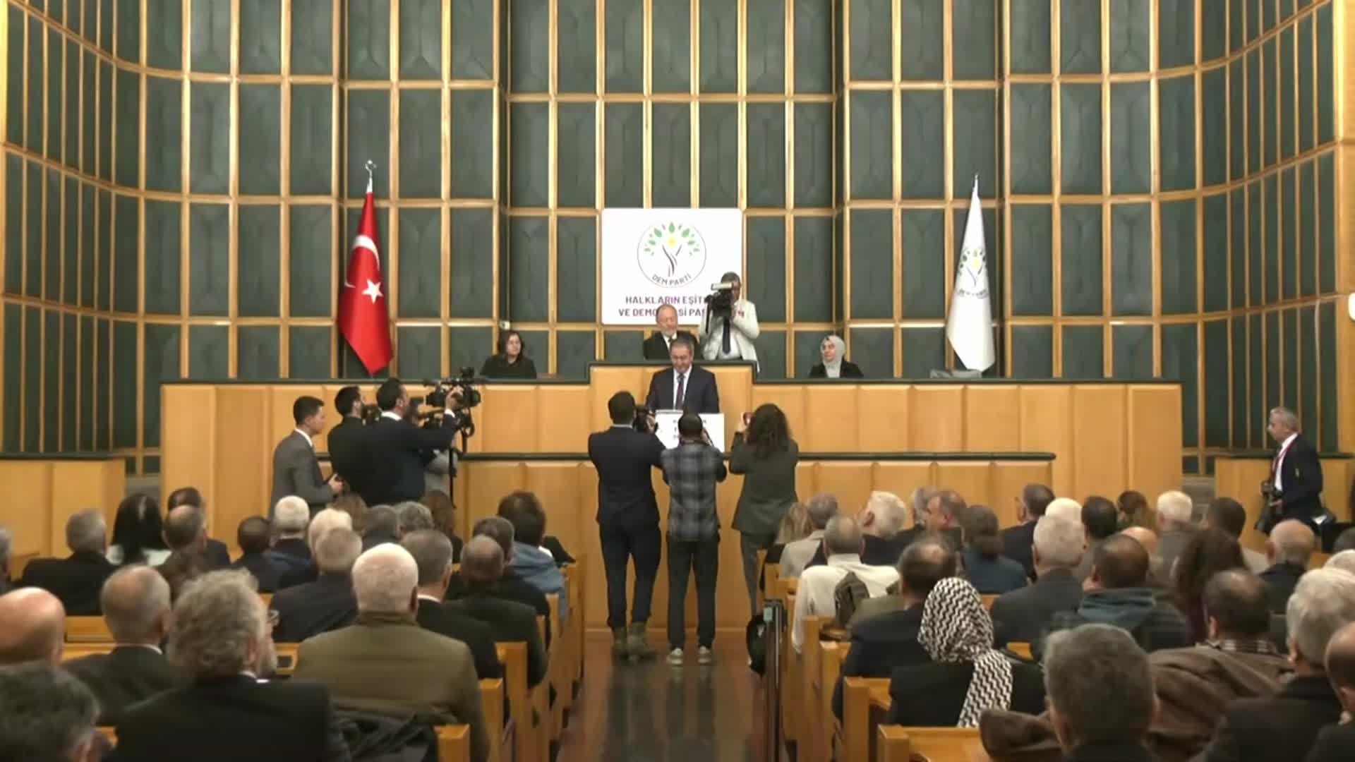 DEM Parti grup toplantısı... Tuncer Bakırhan: "İmralı’nın kapılarını açın; 2025’in barış, özgürlük, demokrasi, umut yılı olmasının önünü açın"