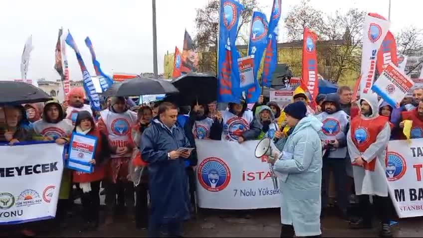 Kamu emekçileri Kadıköy'den seslendi: "Yaşam koşullarımızı iyileştirmek için sorumluluk almayanları silkelenip kendilerine gelmeye davet ediyoruz" 