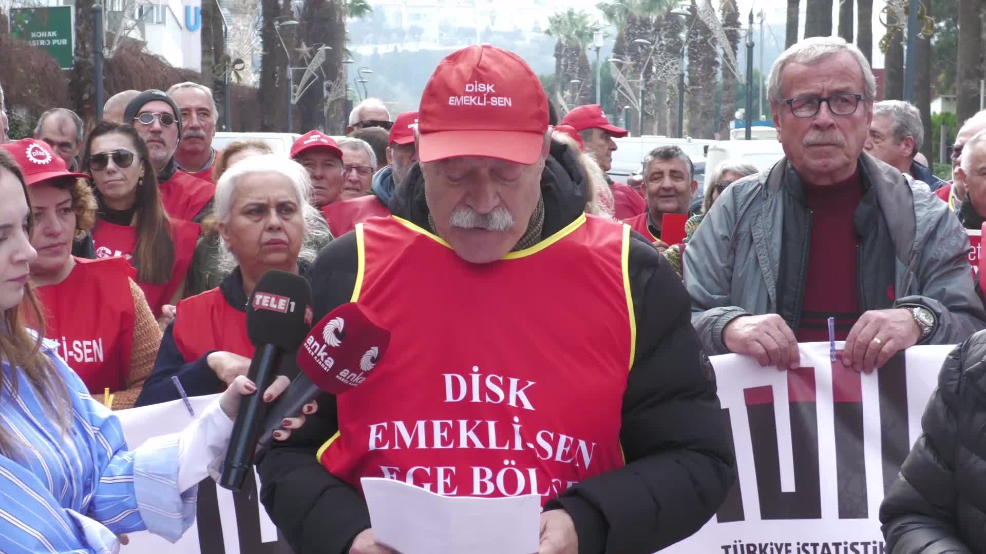 İzmir’de emekliler TÜİK pankartını sabunla yıkadı