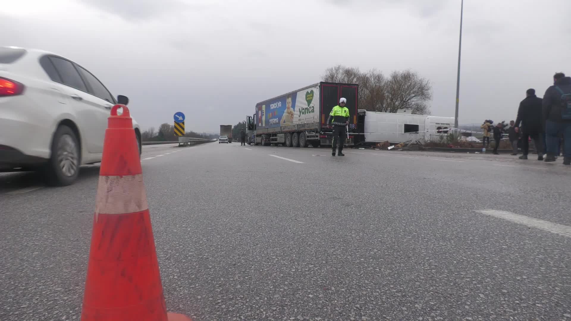 Balıkesir'de öğrenci servisi ile tırın çarpıştığı kaza yerinde konuşan mahalle sakini: Burada çok kaza oluyor. Hiç ilgilenen yok