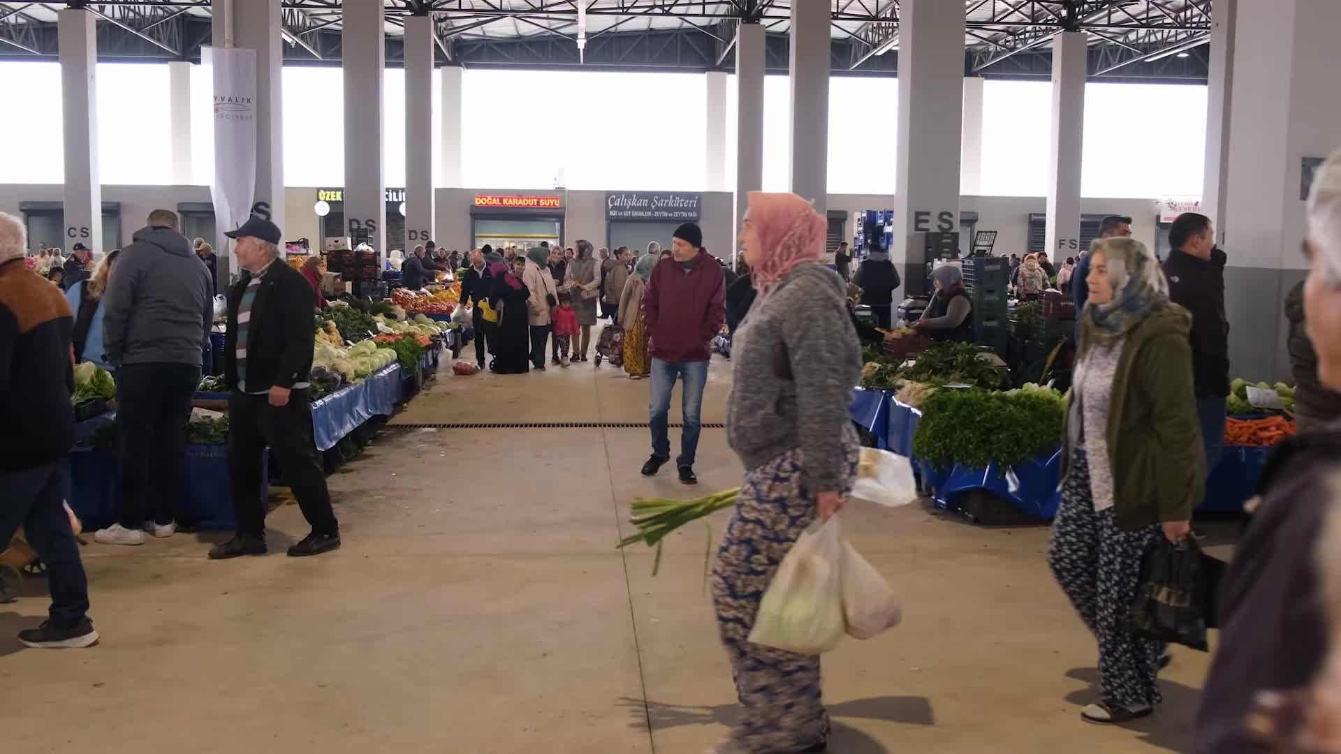 Ayvalık Belediyesi’nin Altınova Kapalı Pazar Yeri’nde alışveriş başladı