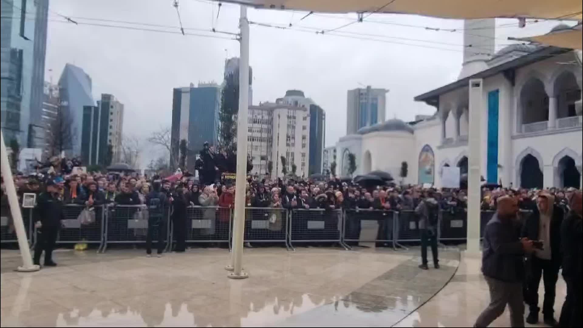 Ferdi Tayfur'un tabutunun başında gerginlik