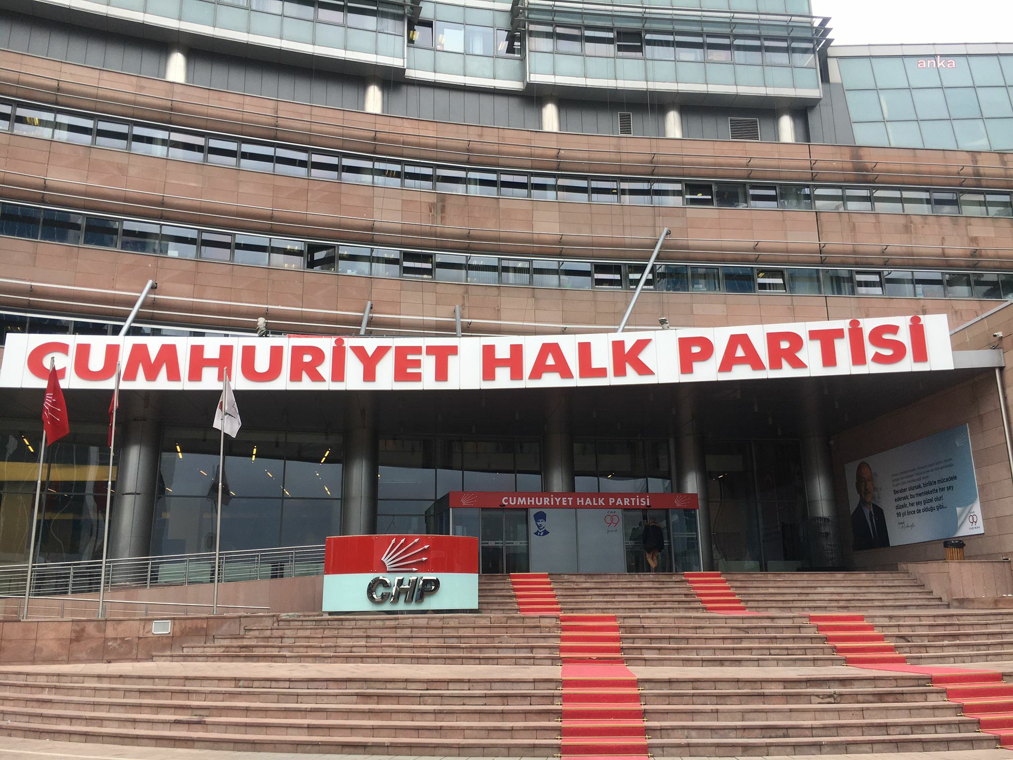 CHP: Özgür Özel'in NOW Haber'e habersiz katılmadığı yalanı ortaya atılmıştır. Maksatlı sosyal medya paylaşımı hakkında hukuki başvurular yapılacaktır