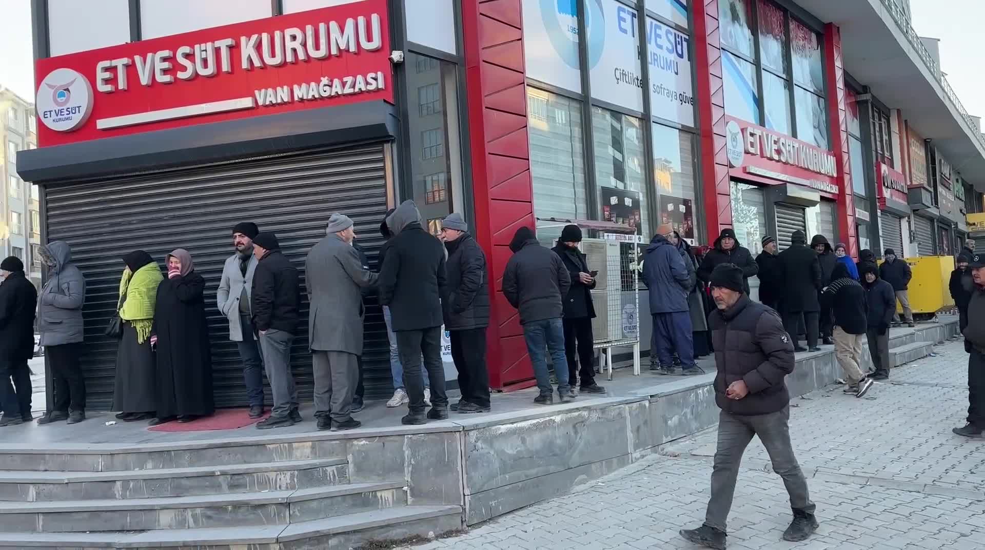 Van’da ucuz et kuyruğunda bekleyen vatandaş: "Biz emeklilerin bir tek tabut ve mezarı eksik"