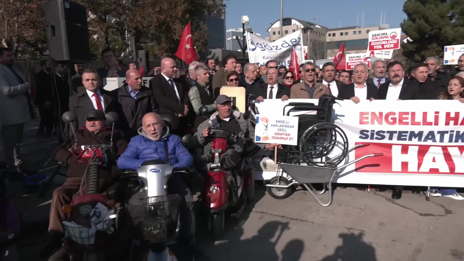 Engellilerden Maliye Bakanlığı önünde ÖTV protestosu: Yola çıkma özgürlüğümüzü elimizden aldınız