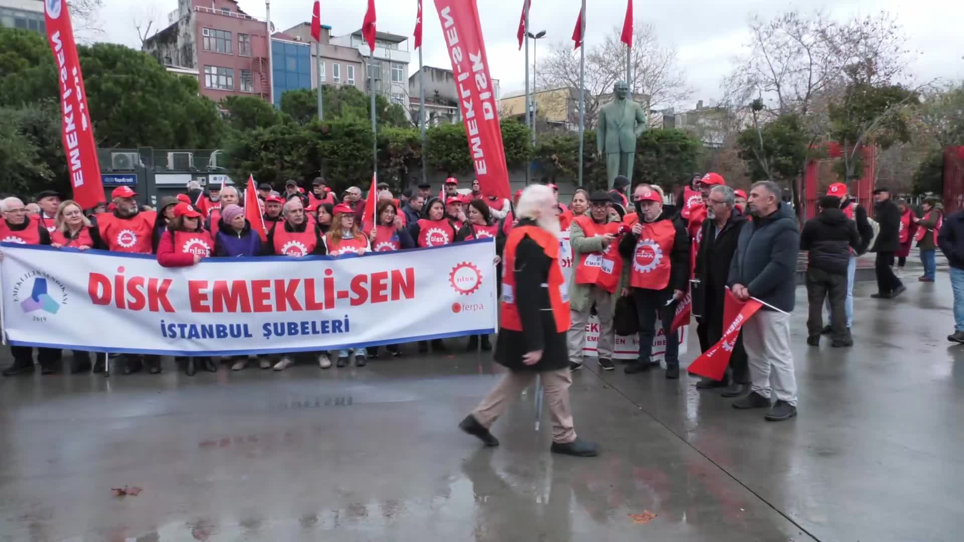 Emekliler, Kartal Meydanı'ndan seslendi: "Emekli aylıkları asgari ücret seviyesine çıkarılmalı, toplu sözleşmeli sendikal hakları tanınmalıdır"