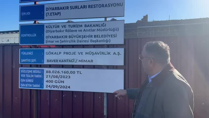 Sezgin Tanrıkulu’ndan Diyarbakır Surları'ndaki restorasyon çalışmalarına eleştiri: "Buralar ucube, ne olduğu belirsiz bir kimliğe büründü"