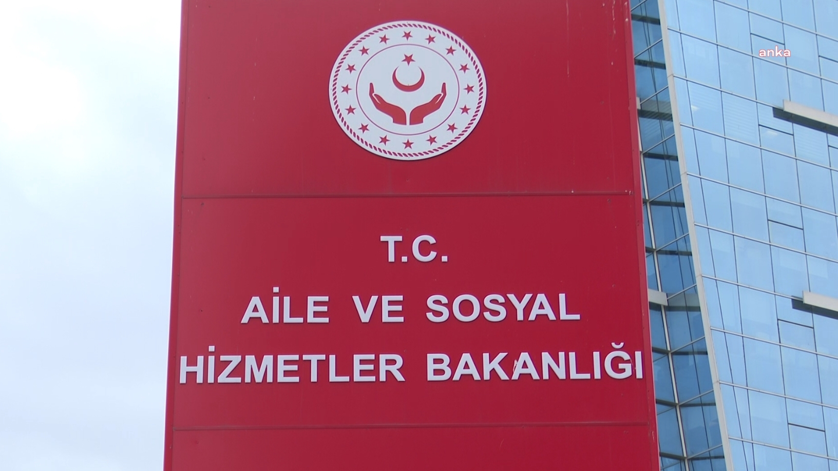 Bakanlıktan Zonguldak'ta doğum yapan 14 yaşındaki çocuk ile ilgili açıklama: "Çocuğun ve bebeğinin devlet himayesine alınması için işlemler başlatıldı"