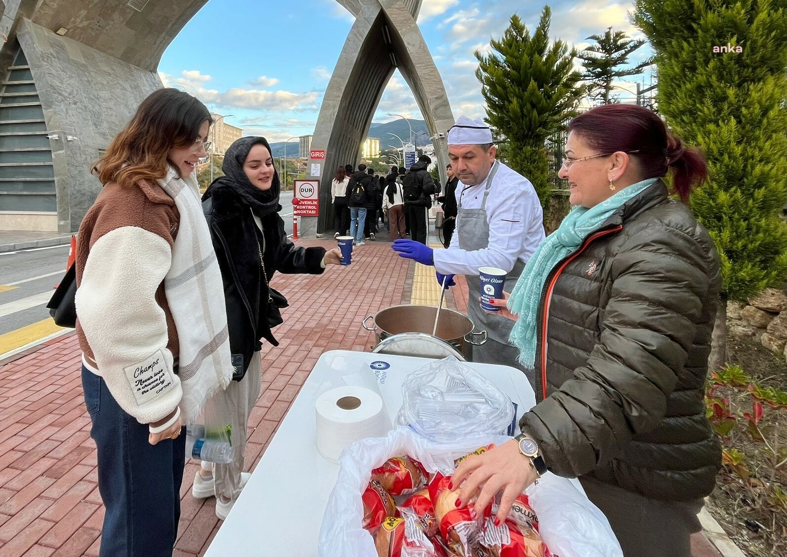 Antalya Büyükşehir Belediyesi'nden üniversite öğrencilerine çorba ikramı