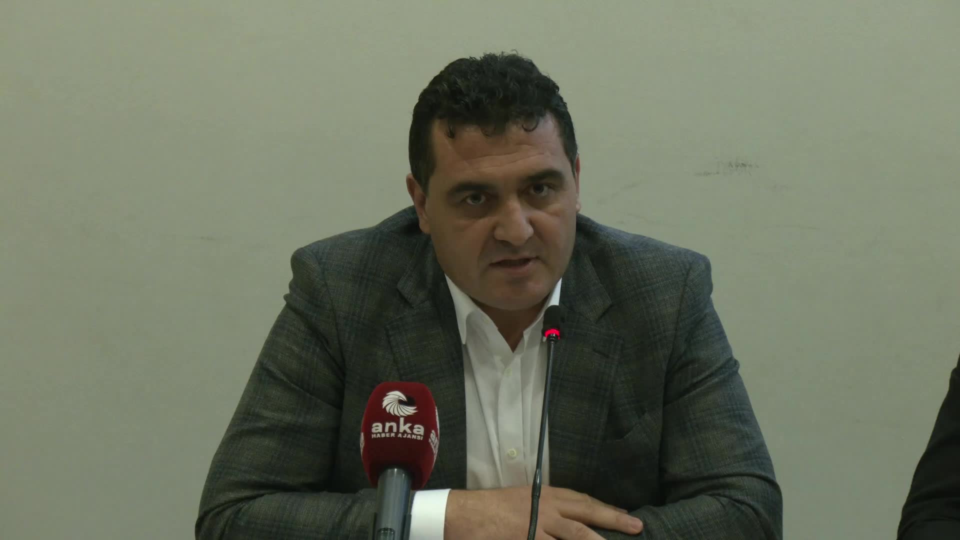 Ulaş Karasu'dan iktidara "deprem konutları" tepkisi: "Vatandaş boş senetlere imza atıyor, ne kadar para ödeyeceğini de bilmiyor"