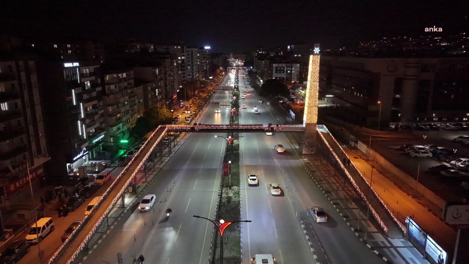 Manisa Büyükşehir Belediyesi, yeni yıl dolayısıyla caddeleri ışıklandırdı