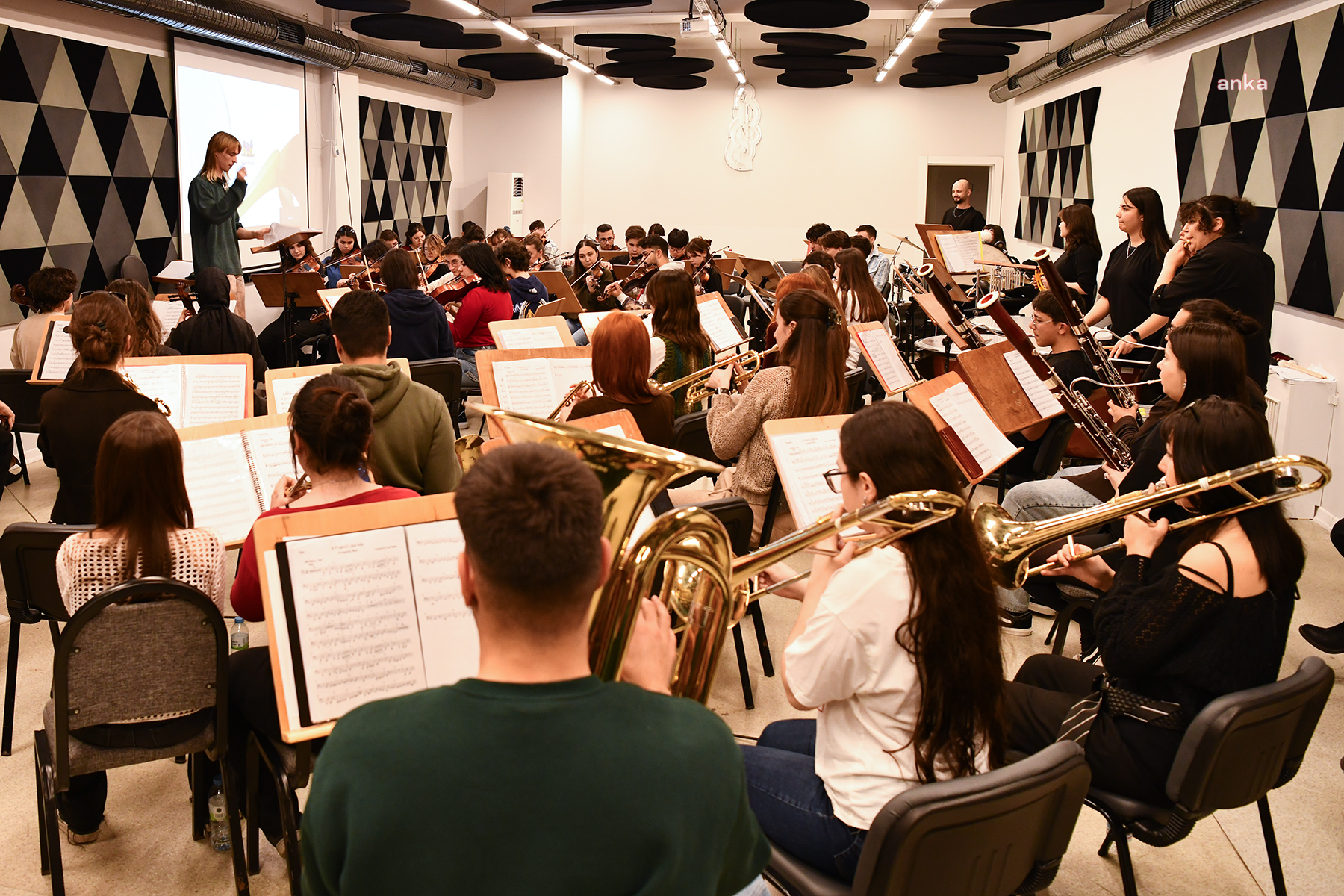 Tepebaşı Belediyesi Çocuk ve Gençlik Senfoni Orkestrası, konser öncesi son provalarını yapıyor 