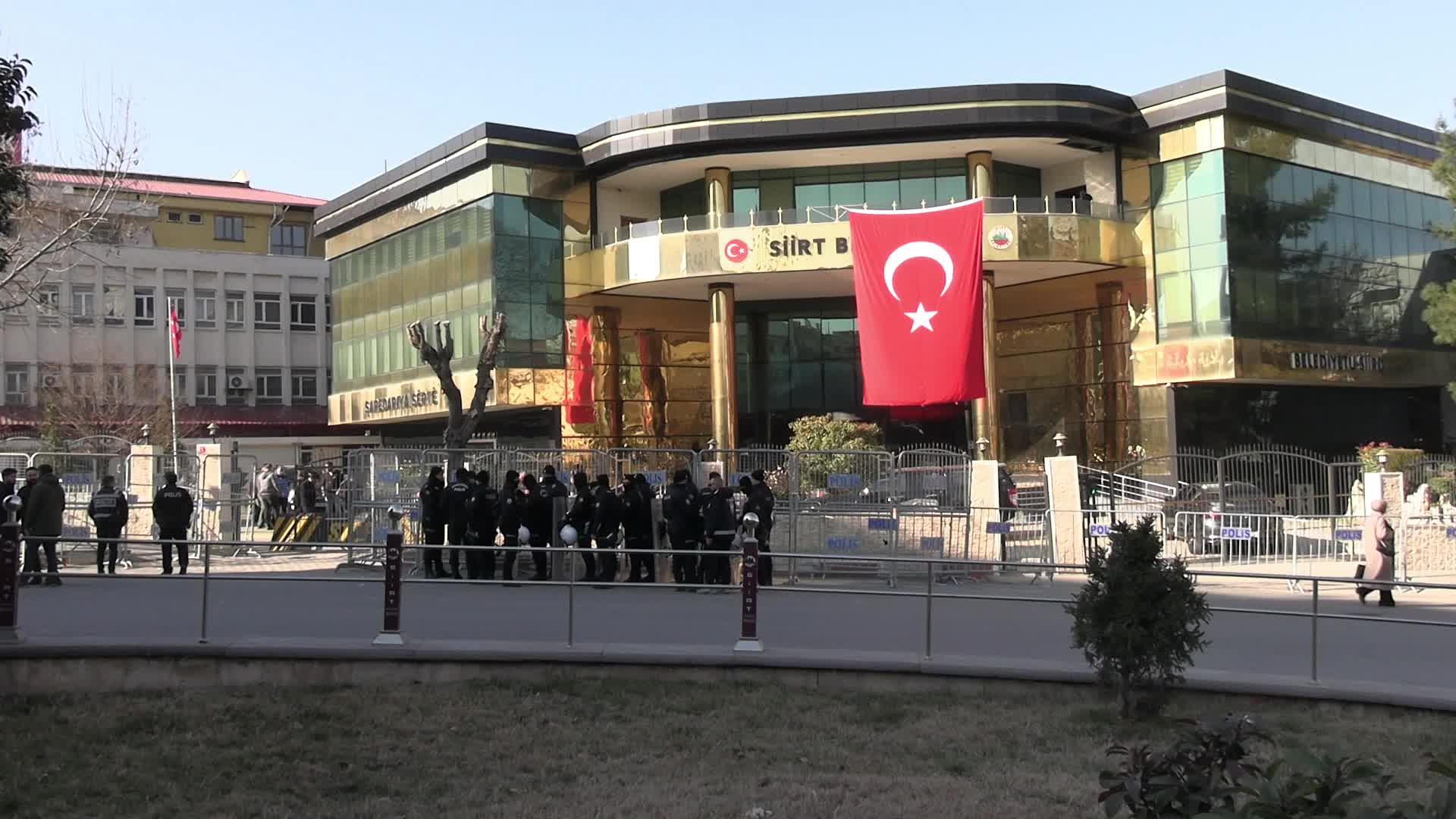 Siirt Belediyesi’ne kayyum atandı... DEM Parti Eş Genel Başkanı Bakırhan’ın katılımıyla kayyum ataması protesto edilecek